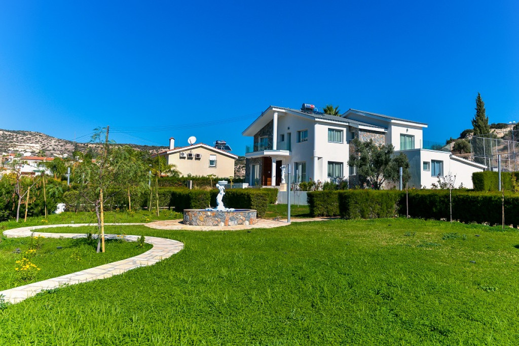 5b Luxury Villa for rent in Agios Tychonas, Limassol